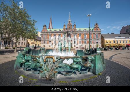 Der Brunnen am Stortorget Platz mit dem Rathaus von Malmo im Hintergrund - Malmo, Schweden Stockfoto