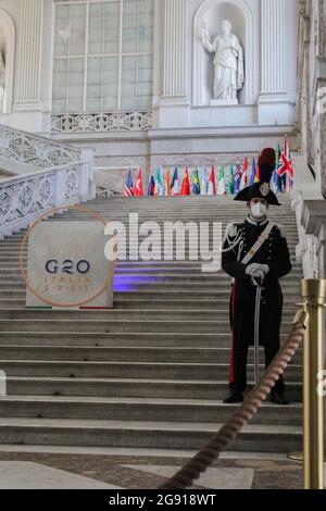 London, England, Großbritannien. Juli 2021. Eine junge Wache im Königlichen Palast von Neapel während des G20-Ministertreffens 2021 über Umwelt, Klima und Energie. (Bild: © Sabrina MerollaZUMA Wire) Stockfoto