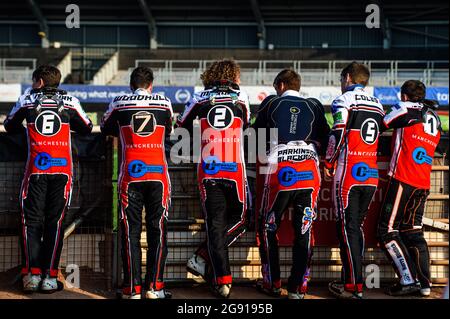 Manchester, Großbritannien. 23. Juli 2021. Die Belle Vue Colts beobachten die Vorbereitung der Rennstrecke während des Spiels der National Development League zwischen Belle Vue Colts und Eastbourne Seagulls am Freitag, dem 23. Juli 2021, im National Speedway Stadium in Manchester. (Kredit: Ian Charles | MI News) Kredit: MI News & Sport /Alamy Live News Stockfoto