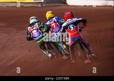 Manchester, Großbritannien. 23. Juli 2021. Connor Coles jagt Richard Andrews (Weiß) und Nathan Abritt (Gelb) während des Spiels der National Development League zwischen Belle Vue Colts und Eastbourne Seagulls am Freitag, den 23. Juli 2021 im National Speedway Stadium in Manchester. (Kredit: Ian Charles | MI News) Kredit: MI News & Sport /Alamy Live News Stockfoto