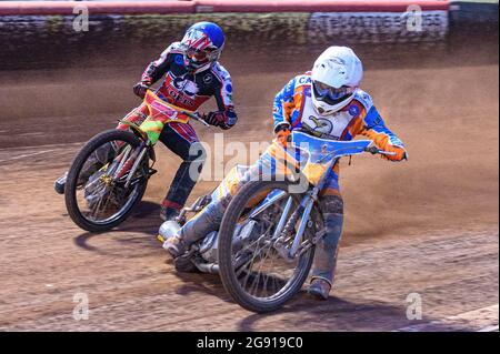 Manchester, Großbritannien. 23. Juli 2021. Danno Verge (Weiß) in Ben Woodhull (Blau) während des Spiels der National Development League zwischen Belle Vue Colts und Eastbourne Seagulls am Freitag, den 23. Juli 2021 im National Speedway Stadium in Manchester. (Kredit: Ian Charles | MI News) Kredit: MI News & Sport /Alamy Live News Stockfoto