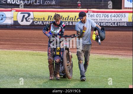 Manchester, Großbritannien. 23. Juli 2021. Vinnie Foord und sein Mechaniker tragen das beschädigte Rad nach seinem 9. Hitze-Sturz während des Spiels der National Development League zwischen Belle Vue Colts und Eastbourne Seagulls am Freitag, den 23. Juli 2021, im National Speedway Stadium in Manchester zurück zur Box. (Kredit: Ian Charles | MI News) Kredit: MI News & Sport /Alamy Live News Stockfoto