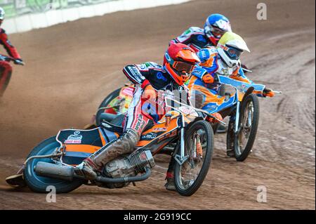 Manchester, Großbritannien. 23. Juli 2021. Connor Coles (Rot) vor Danno Verge (Gelb) und Ben Woodhull (Blau) während des Spiels der National Development League zwischen Belle Vue Colts und Eastbourne Seagulls am Freitag, den 23. Juli 2021 im National Speedway Stadium in Manchester. (Kredit: Ian Charles | MI News) Kredit: MI News & Sport /Alamy Live News Stockfoto