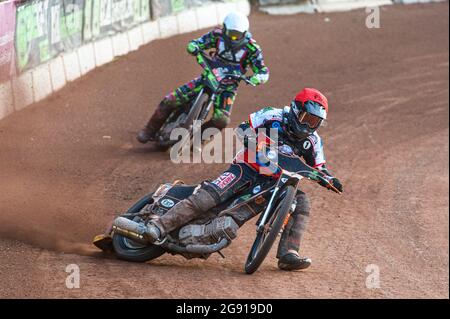 Manchester, Großbritannien. 23. Juli 2021. Jack Smith (Rot) führt Richard Andrews (Blau) während des Spiels der National Development League zwischen Belle Vue Colts und Eastbourne Seagulls am Freitag, dem 23. Juli 2021, im National Speedway Stadium in Manchester an. (Kredit: Ian Charles | MI News) Kredit: MI News & Sport /Alamy Live News Stockfoto