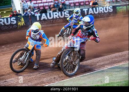 Manchester, Großbritannien. 23. Juli 2021. Danno Verge (Gelb) vor Paul Bowen (Blau) mit Nathan Abritt (Weiß) im Rückstand während des Spiels der National Development League zwischen Belle Vue Colts und Eastbourne Seagulls am Freitag, den 23. Juli 2021 im National Speedway Stadium in Manchester. (Kredit: Ian Charles | MI News) Kredit: MI News & Sport /Alamy Live News Stockfoto