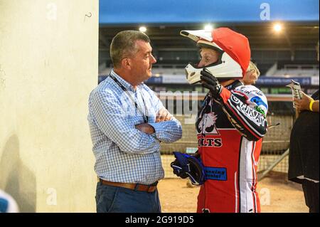 Manchester, Großbritannien. 23. Juli 2021. Adrian Smith, CEO von Belle Vue (links), chattet mit Paul Bowen während des Spiels der National Development League zwischen Belle Vue Colts und Eastbourne Seagulls am Freitag, dem 23. Juli 2021, im National Speedway Stadium in Manchester. (Kredit: Ian Charles | MI News) Kredit: MI News & Sport /Alamy Live News Stockfoto