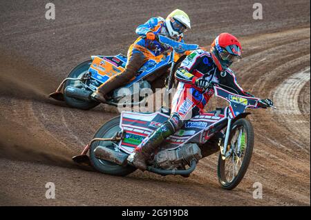 Manchester, Großbritannien. 23. Juli 2021. Jack Parkinson-Blackburn (Rot) führt Danno Verge (Gelb) während des Spiels der National Development League zwischen Belle Vue Colts und Eastbourne Seagulls am Freitag, den 23. Juli 2021, im National Speedway Stadium in Manchester an. (Kredit: Ian Charles | MI News) Kredit: MI News & Sport /Alamy Live News Stockfoto