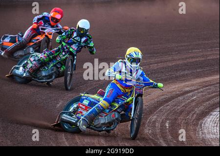 Manchester, Großbritannien. 23. Juli 2021. Nathan Abritt (Gelb) führt Teamkollegen Richard Andrews (Weiß) und Connor Coles (Rot) während des Spiels der National Development League zwischen Belle Vue Colts und Eastbourne Seagulls am Freitag, den 23. Juli 2021, im National Speedway Stadium in Manchester an. (Kredit: Ian Charles | MI News) Kredit: MI News & Sport /Alamy Live News Stockfoto