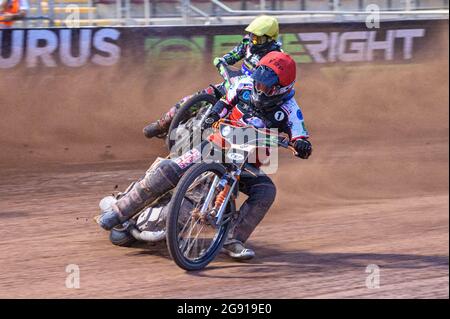 Manchester, Großbritannien. 23. Juli 2021. Jack Smith (Rot) führt Richard Andrews (Gelb) während des Spiels der National Development League zwischen Belle Vue Colts und Eastbourne Seagulls am Freitag, dem 23. Juli 2021, im National Speedway Stadium in Manchester an. (Kredit: Ian Charles | MI News) Kredit: MI News & Sport /Alamy Live News Stockfoto