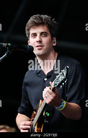 Kieran Shudall von circa Waves tritt auf der Hauptbühne während des ersten Tages des Tramlines Festivals auf Stockfoto