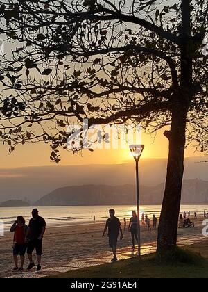 Santos, Sao Paulo, Brasilien. Juli 2021. (INT) Wetter in Santos. 23. Juli 2021, Santos, Sao Paulo, Brasilien: Ein heißer Tag mitten im Winter brachte Badegäste am Freitag (23) zum Sport und Wandern in Ponta da Praia, in Santos, an der Südküste von Sao Paulo (Foto: © Luigi Bongiovanni/TheNEWS2 via ZUMA Press Wire) Stockfoto