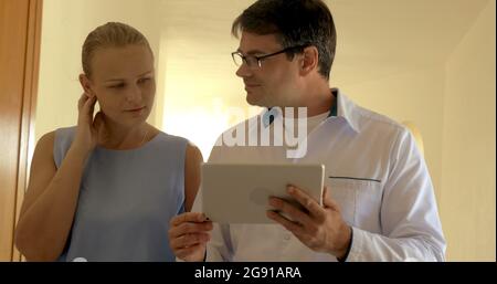 Geschäftsleute mit Tablet-PC laufen entlang der Passage Stockfoto