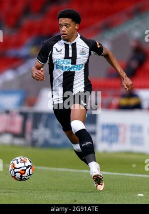 Doncaster, Großbritannien. Juli 2021. Jamal Lewis von Newcastle United während des Vorsaison-Freundschaftsspiel zwischen Doncaster Rovers und Newcastle United im Keepmoat Stadium am 23. Juli 2021 in Doncaster, England. (Foto von Daniel Chesterton/phcimages.com) Quelle: PHC Images/Alamy Live News Stockfoto