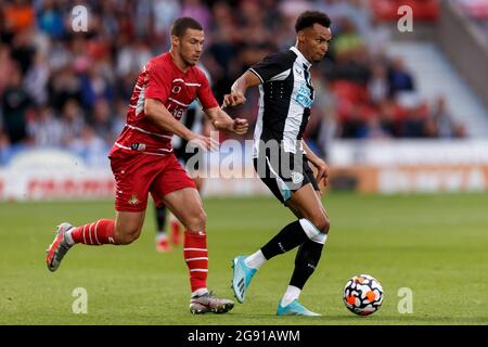 Doncaster, Großbritannien. Juli 2021. Jacob Murphy von Newcastle United während des Vorsaison-Freundschaftsspiel zwischen Doncaster Rovers und Newcastle United im Keepmoat Stadium am 23. Juli 2021 in Doncaster, England. (Foto von Daniel Chesterton/phcimages.com) Quelle: PHC Images/Alamy Live News Stockfoto