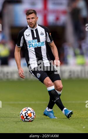 Doncaster, Großbritannien. Juli 2021. Paul Dummett von Newcastle United während des Vorsaison-Freundschaftsspiel zwischen Doncaster Rovers und Newcastle United im Keepmoat Stadium am 23. Juli 2021 in Doncaster, England. (Foto von Daniel Chesterton/phcimages.com) Quelle: PHC Images/Alamy Live News Stockfoto