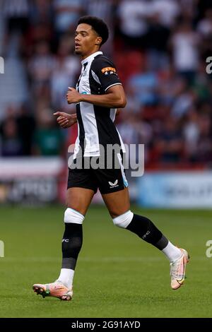 Doncaster, Großbritannien. Juli 2021. Jamal Lewis von Newcastle United während des Vorsaison-Freundschaftsspiel zwischen Doncaster Rovers und Newcastle United im Keepmoat Stadium am 23. Juli 2021 in Doncaster, England. (Foto von Daniel Chesterton/phcimages.com) Quelle: PHC Images/Alamy Live News Stockfoto