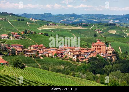 Kleine Stadt Barolo zwischen grünen Hügeln und Weinbergen der Langhe im Piemont, Norditalien. Stockfoto