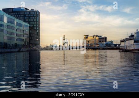 Malmo Binnenhafen und Alter Leuchtturm - Malmo, Schweden Stockfoto