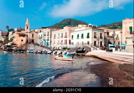 Blick Auf Das Kleine Fischerdorf Lipari, Äolische Inseln, Sizilien, Italien. (Foto von Marka/UIG über Getty Images) Stockfoto