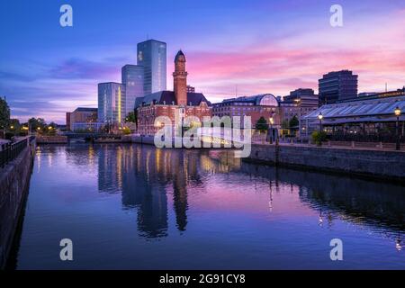 Malmo Skyline und Hamnkanalen Kanal bei Sonnenuntergang - Malmo, Schweden Stockfoto