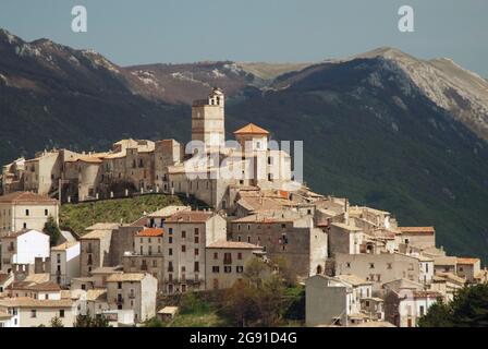 Castel del Monte in den Abruzzen ist ein schönes Dorf, das die Spitze eines Hügels in der Gran Sasso Bergkette bedeckt. Es wird als eines der „bo“ eingestuft Stockfoto