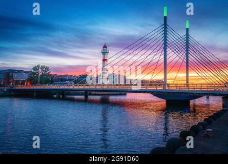 Malmo Alter Leuchtturm und Universitätsbrücke bei Sonnenuntergang - Malmo, Schweden Stockfoto