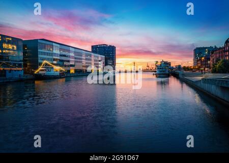 Malmo Inner Harbour mit dem Gebäude der Malmo University Library (Orkanen) bei Sonnenuntergang - Malmo, Schweden Stockfoto