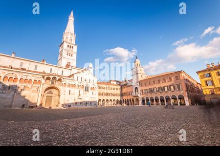 Modena, Emilia Romagna, Italien. Piazza Grande, Kathedrale und Ghirlandina Tower an einem sonnigen Tag. Stockfoto