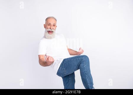 Foto von verrückt aufgeregt glücklich alten Großvater Gewinner glücklichen Sieg heben Handbein auf grauem Hintergrund isoliert Stockfoto