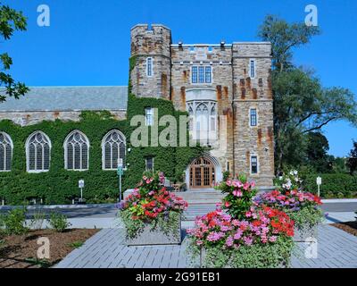 Die gotische Steinfassade des Havergal College, einer privaten Eliteschule im Norden von Toronto, mit Rost aus Stein mit Eisengehalt Stockfoto