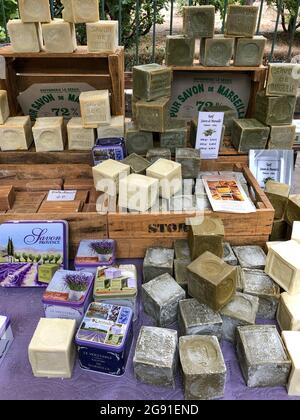 Provence Seife zum Verkauf in einem Straßenmarkt in Arles Stockfoto