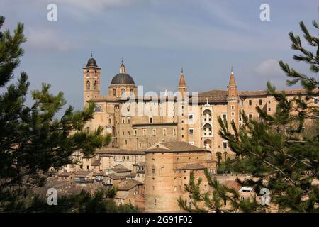 Urbino ist eine ummauerte Stadt im Zentrum von Italien, ein Weltkulturerbe, das für ein bemerkenswertes historisches Erbe unabhängiger Renaissance-Kultur, e, bekannt ist Stockfoto