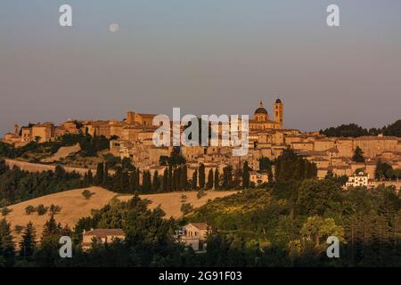 Urbino ist eine ummauerte Stadt im Zentrum von Italien, ein Weltkulturerbe, das für ein bemerkenswertes historisches Erbe unabhängiger Renaissance-Kultur, e, bekannt ist Stockfoto