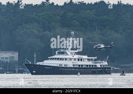 Boothbay, Maine, USA-12. Juli 2021: Helikopter kommt für eine Landung auf einer Luxusyacht vor Anker im Boothbay Harbor Stockfoto