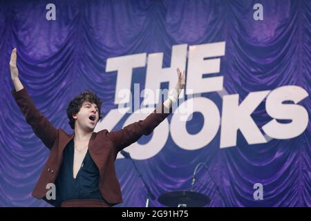 Sheffield, Großbritannien. Juli 2021. Luke Pritchard von den Kooks tritt während des ersten Tages des Tramlines Festivals auf der Hauptbühne auf Credit: News Images /Alamy Live News Stockfoto