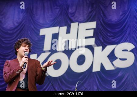 Sheffield, Großbritannien. Juli 2021. Luke Pritchard von den Kooks tritt während des ersten Tages des Tramlines Festivals auf der Hauptbühne auf Credit: News Images /Alamy Live News Stockfoto