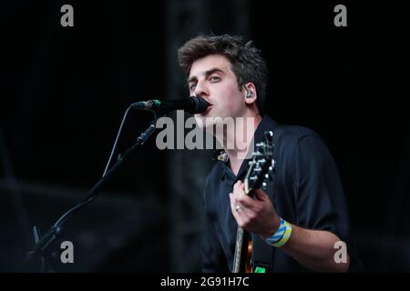 Sheffield, Großbritannien. Juli 2021. Kieran Shudall von circa Waves tritt am 7/23/2021 auf der Hauptbühne des Day One of Tramlines Festival in Sheffield, Großbritannien, auf. (Foto von Isaac Parkin/News Images/Sipa USA) Quelle: SIPA USA/Alamy Live News Stockfoto