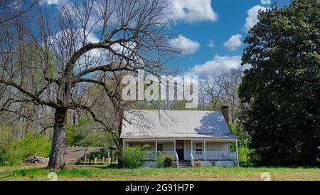 Altes verlassene Haus mit Blechdach Stockfoto