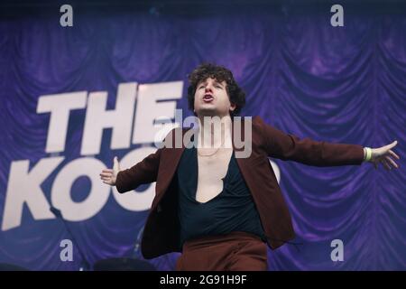 Sheffield, Großbritannien. Juli 2021. Luke Pritchard von den Kooks tritt während des ersten Tages des Tramlines Festivals auf der Hauptbühne auf Credit: News Images /Alamy Live News Stockfoto