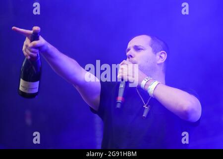 Mike Skinner of the Streets tritt während des ersten Tages des Tramlines Festivals auf der Hauptbühne auf Stockfoto