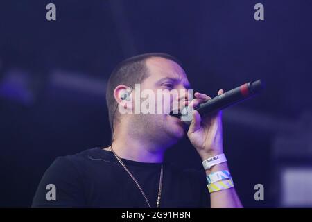 Mike Skinner of the Streets tritt während des ersten Tages des Tramlines Festivals auf der Hauptbühne auf Stockfoto