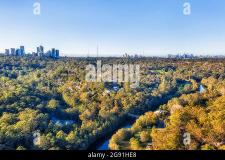 Skyline von Chatswood und der Stadt sydney vom Lane Cove Nationalpark aus grüne Wälder am Flussufer des Lane Cove Flusses - Luftaufnahme. Stockfoto