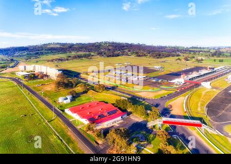 Luftaufnahme des Mt Panorama Autorennkreises in der ländlichen Regionalstadt Australien - Bathurst 1000. Stockfoto