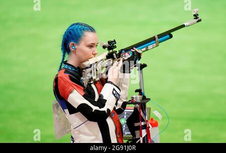 Die britische Seonaid McIntosh in Aktion während der 10-m-Luftgewehr-Frauenqualifikation auf der Asaka Shooting Range am ersten Tag der Olympischen Spiele in Tokio 2020 in Japan. Bilddatum: Samstag, 24. Juli 2021. Stockfoto