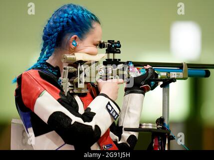 Die britische Seonaid McIntosh in Aktion während der 10-m-Luftgewehr-Frauenqualifikation auf der Asaka Shooting Range am ersten Tag der Olympischen Spiele in Tokio 2020 in Japan. Bilddatum: Samstag, 24. Juli 2021. Stockfoto