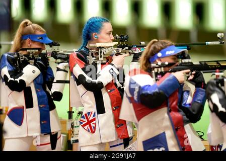 Die britische Seonaid McIntosh (Mitte) in Aktion während der 10-m-Luftgewehr-Frauenqualifizierung auf der Asaka Shooting Range am ersten Tag der Olympischen Spiele in Tokio 2020 in Japan. Bilddatum: Samstag, 24. Juli 2021. Stockfoto