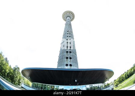 Fernsehturm Tallinn (Tallinna Teletorn), Estland - Blick vom Boden. Stockfoto