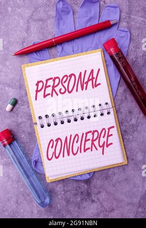 Schild mit dem persönlichen Concierge. Geschäftsidee jemand, der Vereinbarungen treffen oder Besorgungen durchführen wird, schreibt verschreibungspflichtige Medizin Laboruntersuchungen Stockfoto