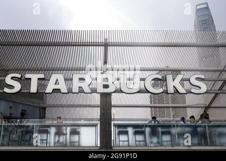 Hongkong, China. Juli 2021. Gäste werden in der amerikanischen multinationalen Kette Starbucks Coffee Store in Hongkong gesehen. Kredit: SOPA Images Limited/Alamy Live Nachrichten Stockfoto