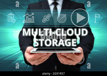 Schild mit Multi Cloud Storage. Geschäftskonzept Nutzung mehrerer Cloud-Computing- und Speicherservices man in Office Uniform Holding Tablet Stockfoto